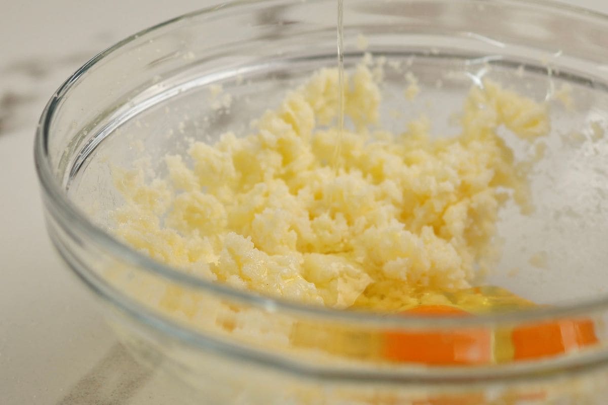 Close-up of soft, buttery mashed potatoes in a clear glass bowl, perfect for dinner side dish.